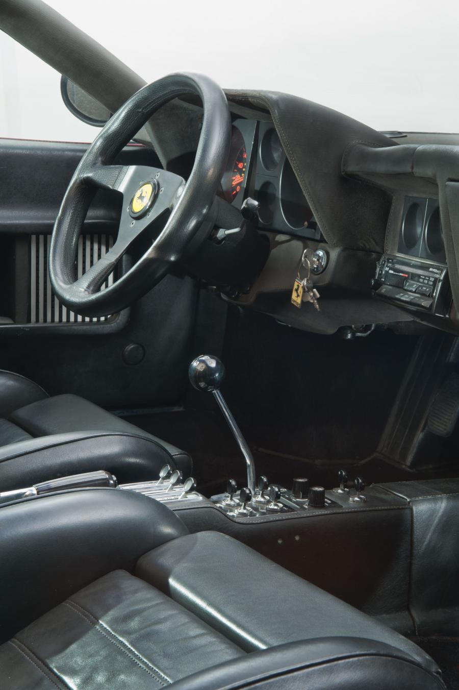 Интерьер Ferrari 365 GT4 Berlinetta Boxer 1974 года  (фото 15 из 20)